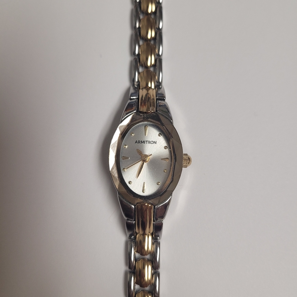 Vintage Armitron two toned watch - Picture 4 of 5